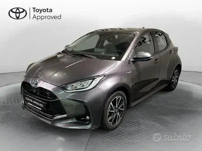 Begagnad Toyota Yaris Hybrid Trend 2022 Grå Sedan