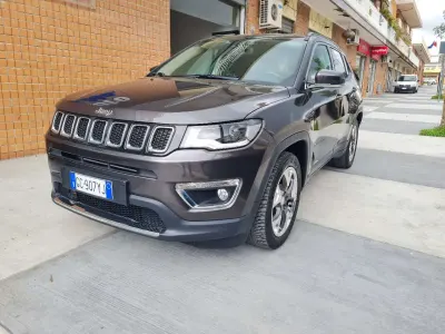 Usado Jeep Compass Limited 120 CV (88 kW) 2020 Gris SUV