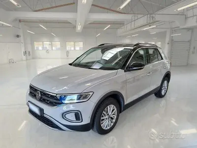 Usata VW T-Roc Life 149 CV (109 kW) 2023 Grigio SUV