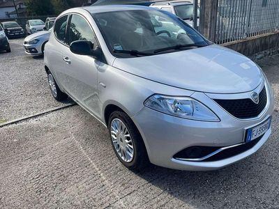 Usata Lancia Ypsilon Gold 69 CV (50 kW) 2017 Grigio Utilitaria