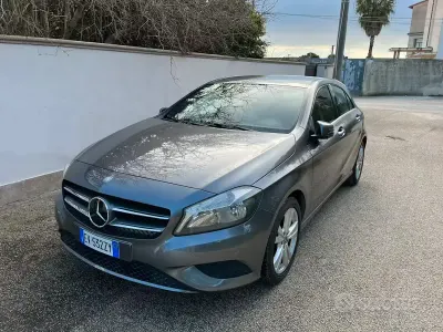 Usata Mercedes A180 109 CV (80 kW) 2014 Grigio Berlina