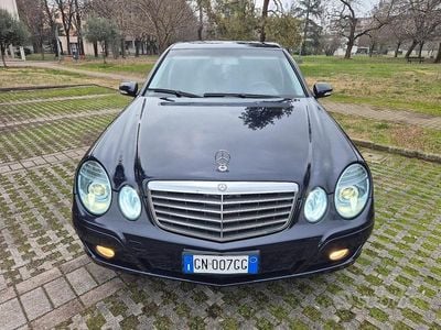 Usata Mercedes E220 170 CV (125 kW) 2007 Blu Berlina