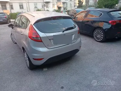 Usata Ford Fiesta 70 CV (51 kW) 2012 Grigio Berlina