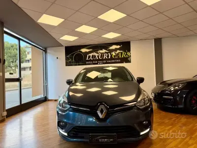 Usado Renault Clio IV Zen 75 CV (55 kW) 2018 Gris Berlina