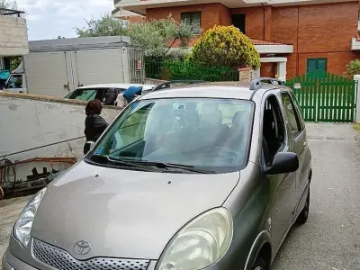 Second-hand Toyota Yaris Verso 84 CP (61 kW) 2005 Gri Monovolum