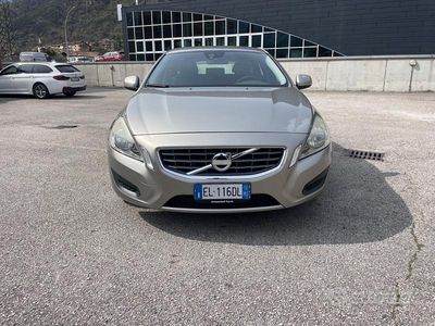 Usata Volvo V60 Kinetic 163 CV (119 kW) 2012 Giallo Station wagon