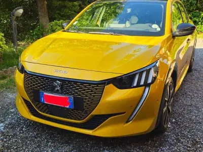 Usata Peugeot 208 GT-line 100 kW (136 CV) 2020 Giallo Utilitaria