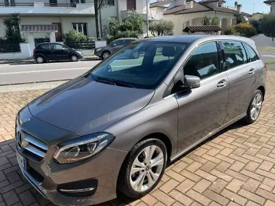 Usata Mercedes B180 109 CV (80 kW) 2018 Grigio Utilitaria