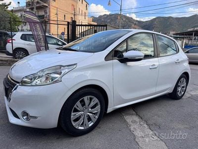 Usata 2014 Peugeot 208 Utilitaria | 6850 € (Buon prezzo)