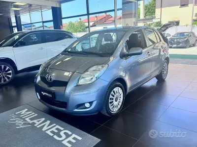 Usata Toyota Yaris 69 CV (50 kW) 2011 Grigio Utilitaria
