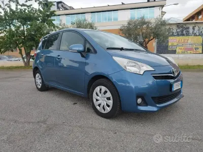 Usata Toyota Verso-S 99 CV (72 kW) 2013 Blu Monovolume