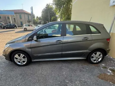 Usata Mercedes B180 116 CV (85 kW) 2010 Grigio Monovolume