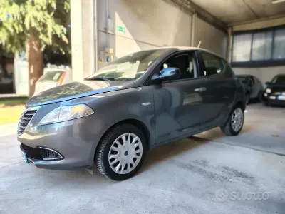 Usata Lancia Ypsilon Platinum 69 CV (50 kW) 2015 Grigio Utilitaria