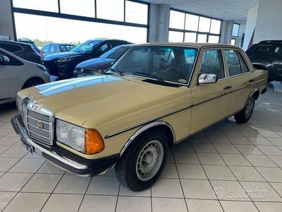 Usata Mercedes 200 60 CV (44 kW) 1980 Beige Berlina