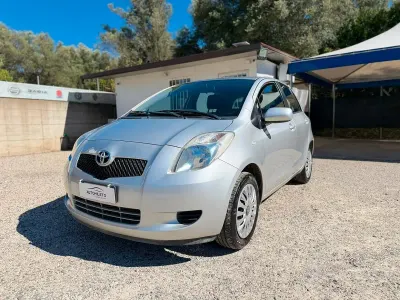Usata Toyota Yaris Sol 69 CV (50 kW) 2007 Grigio Utilitaria