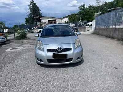 Usata Toyota Yaris Sol 100 CV (73 kW) 2011 Grigio Utilitaria
