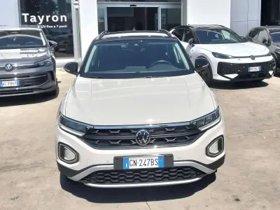 Usata VW T-Roc Life 110 CV (80 kW) 2023 Ascot grey / tetto nero SUV