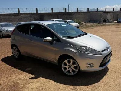 Usata Ford Fiesta Titanium 70 CV (51 kW) 2011 Argento Coupé