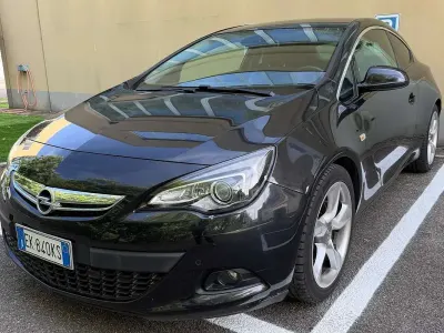 Usata Opel Astra GTC Cosmo 179 CV (131 kW) 2011 Nero Berlina