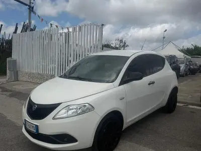 Używany Lancia Ypsilon Gold 69 KM (50 kW) 2018 Biały Hatchback