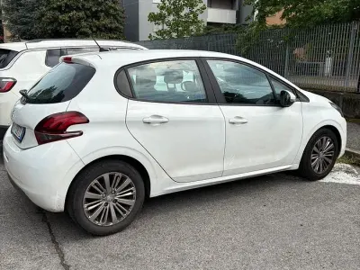 Usata Peugeot 208 Signature Sky 83 CV (61 kW) 2019 Bianco Utilitaria