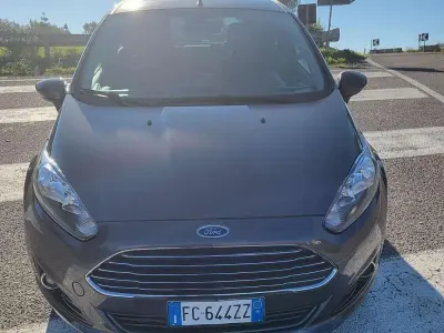 Usata Ford Fiesta 95 CV (69 kW) 2016 Grigio Utilitaria