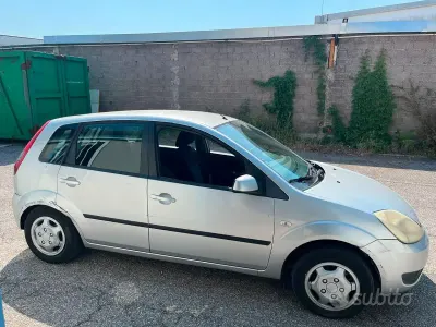 Usata Ford Fiesta 90 CV (66 kW) 2005 Grigio Utilitaria