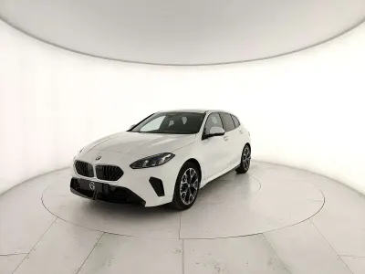 Nuova BMW 118 150 CV (110 kW) 2026 Alpin white pastello Utilitaria