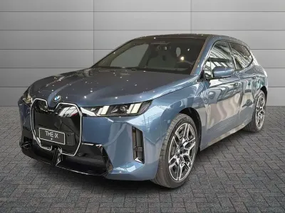 Nuova BMW iX 300 kW (408 CV) 2025 Arctic race blue metallic SUV