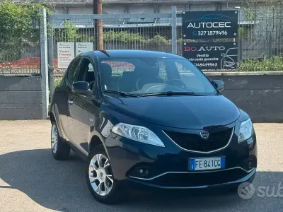 Usado Lancia Ypsilon Platinum 85 HP (62 kW) 2016 Azul Citadino