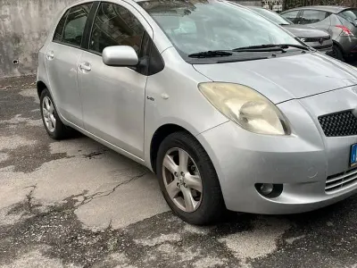 Begagnad Toyota Yaris 105 HK (77 kW) 2007 Grå Halvkombi