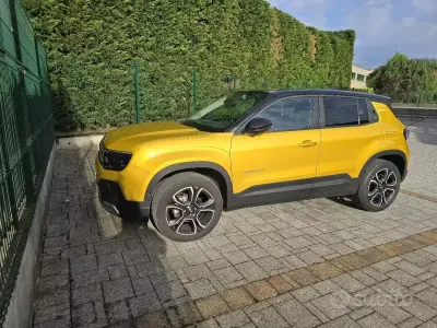 Usado Jeep Avenger Summit 101 HP (74 kW) 2023 Amarelo SUV