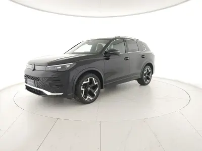 Usata VW Tiguan R-line 150 CV (110 kW) 2024 Deep black perlato SUV
