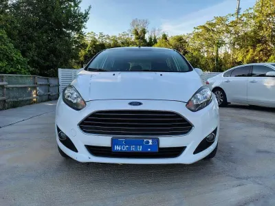 Begagnad Ford Fiesta Business Edition 105 HK (77 kW) 2013 Vit Sedan