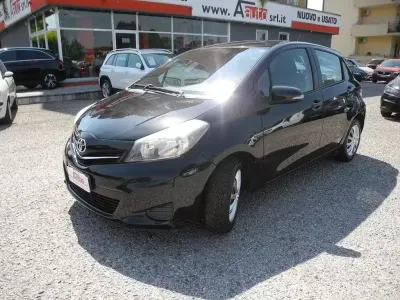 Usata Toyota Yaris Active 69 CV (50 kW) 2013 Nero Utilitaria