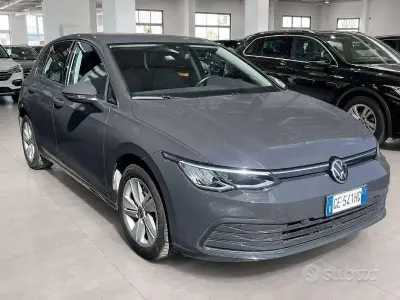 Usata VW Golf VIII Life 110 CV (80 kW) 2021 Grigio Berlina