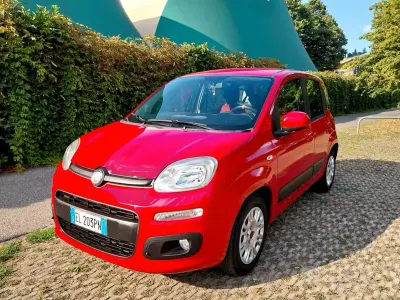 Usata Fiat Panda Lounge 69 CV (50 kW) 2012 Rosso Utilitaria