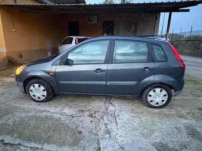 Usata Ford Fiesta 68 CV (50 kW) 2005 Grigio Utilitaria