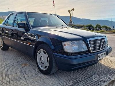 Usata Mercedes E200 136 CV (100 kW) 1994 Blu Berlina