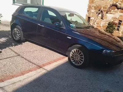 Usata Alfa Romeo 147 105 CV (77 kW) 2005 Blu Utilitaria