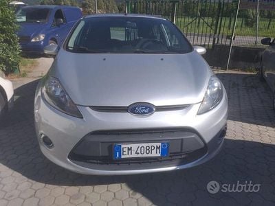 Usata Ford Fiesta Titanium 71 CV (52 kW) 2012 Grigio pastello Utilitaria