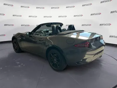 Nuova Mazda MX5 132 CV (97 kW) 2026 Machine grey Cabrio