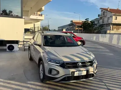 Usata VW T-Roc R-line 116 CV (85 kW) 2023 Beige SUV