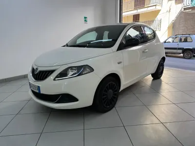 Usata Lancia Ypsilon Silver 69 CV (50 kW) 2022 Bianco Utilitaria