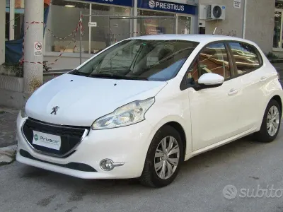 Usata Peugeot 208 Active 68 CV (50 kW) 2013 Bianco Utilitaria