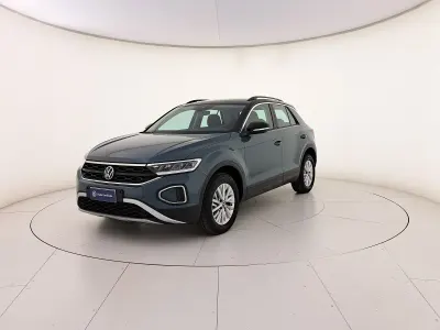 Usata VW T-Roc Life 116 CV (85 kW) 2025 Petroleum blue metallizzato nero SUV