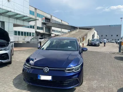 Usata VW Golf VIII Life 116 CV (85 kW) 2022 Bluazzurro Berlina