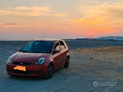Usata Ford Fiesta Titanium 68 CV (50 kW) 2006 Rosso Utilitaria