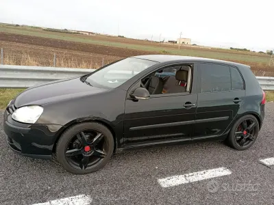 Usata VW Golf V 105 CV (77 kW) 2004 Nero Utilitaria
