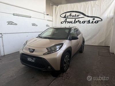 Begagnad Toyota Aygo X Lounge 72 HK (52 kW) 2023 Gul SUV